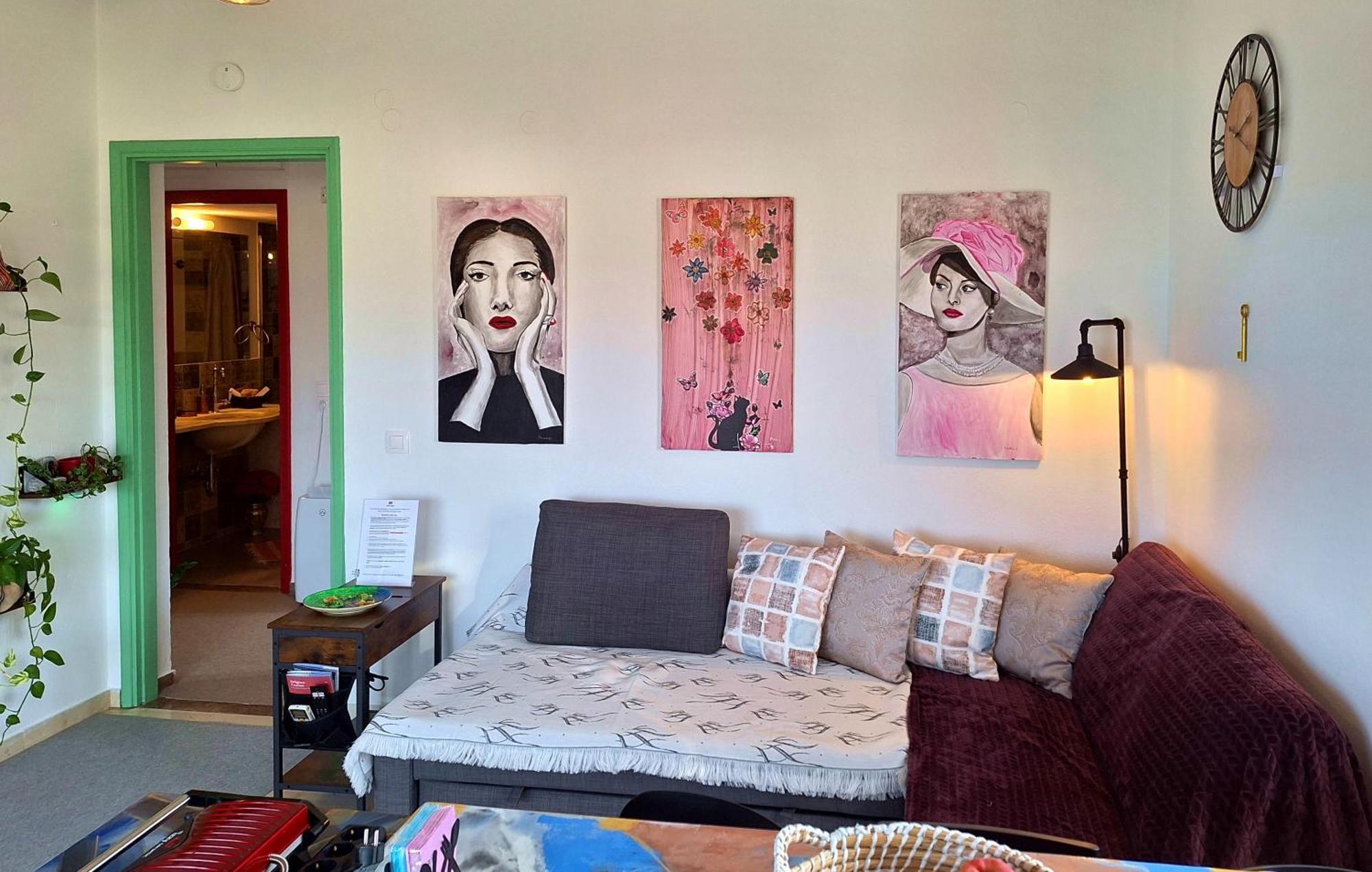 דירה Allas, Guest Art *